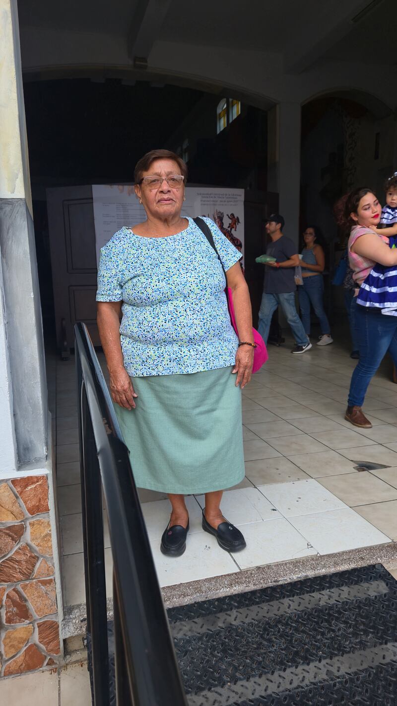 Gladis de León llevó una veladora para darle gracias a la patrona de los capitalinos, la Virgen de la Asunción. Foto: Stanley Herrarte
