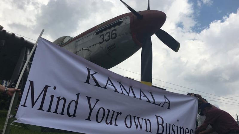 Personas protestan por la llegada de Kamala Harris al país