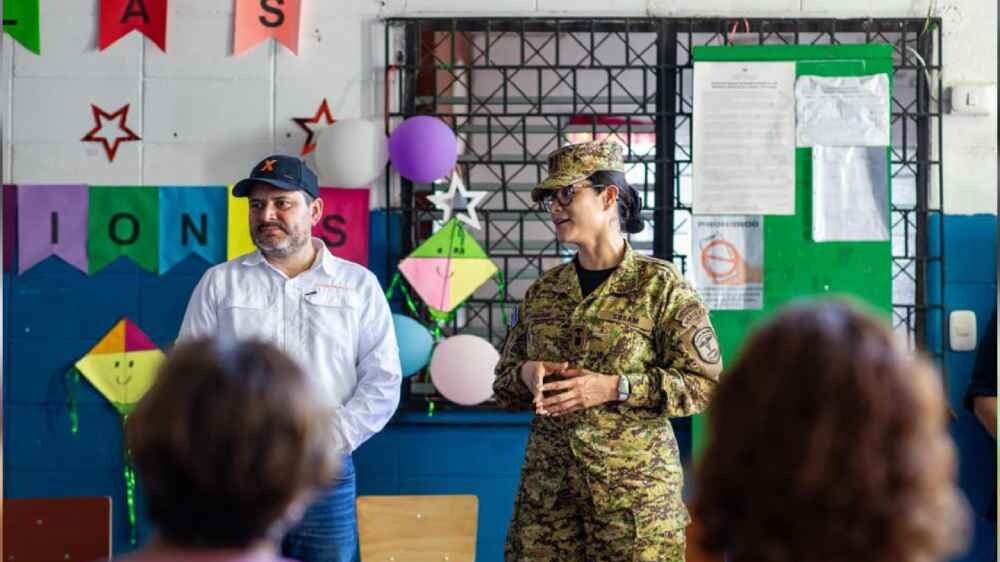 Los estudiantes serán supervisados al ingresar a la escuela para garantizar que su presentación sea la correcta, ordenó la ministra de Educación. Foto: Ministerio de Educación.