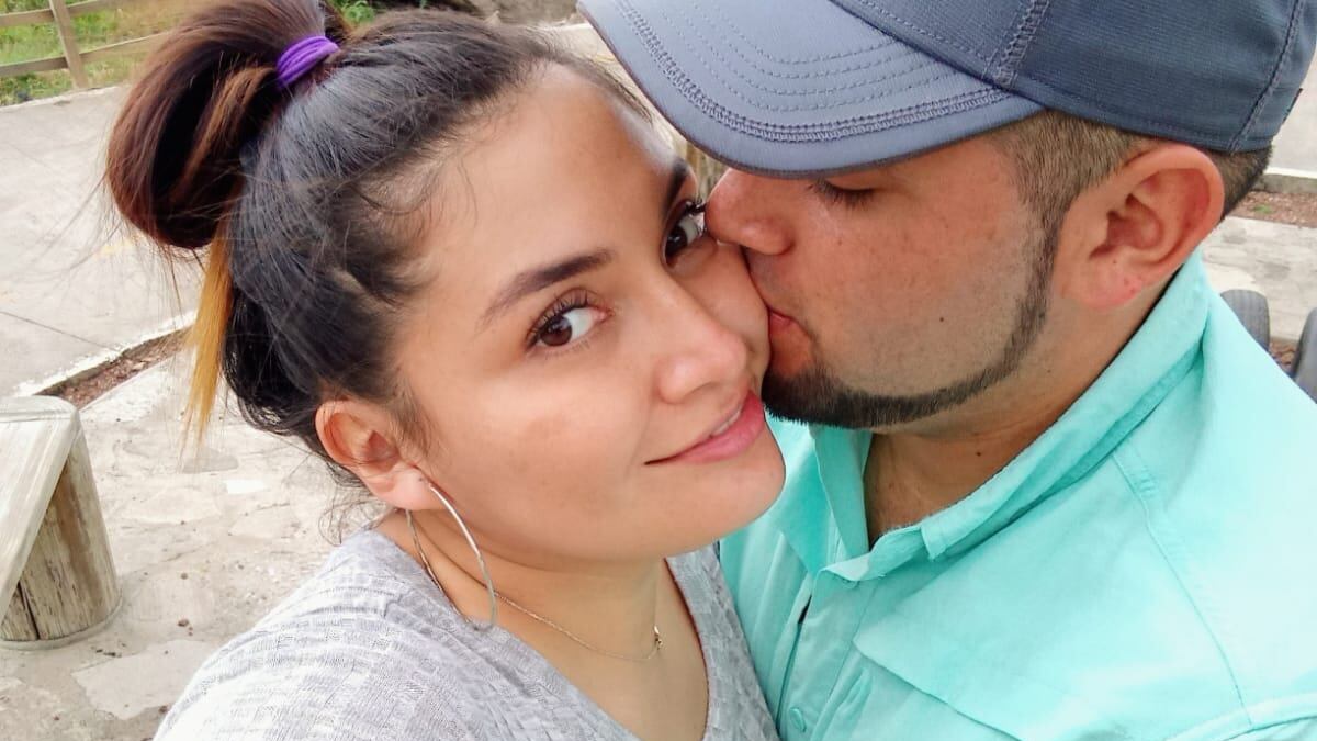La pareja fue localizada sin vida en su departamento.