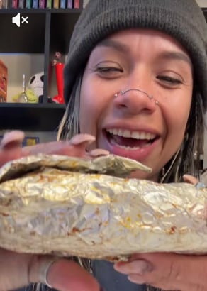 Influencer recrea video comiendo tamal tras críticas y accidente fatal en auto de lujo