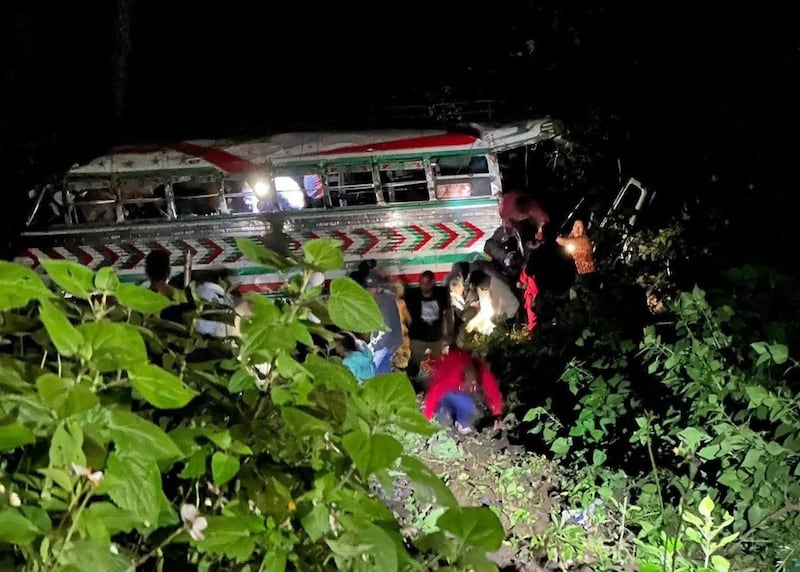 Se confirma que un bus de la empresa Sinaloa cayó a un barranco en el área conocida como Alaska. Foto: Bomberos Voluntarios