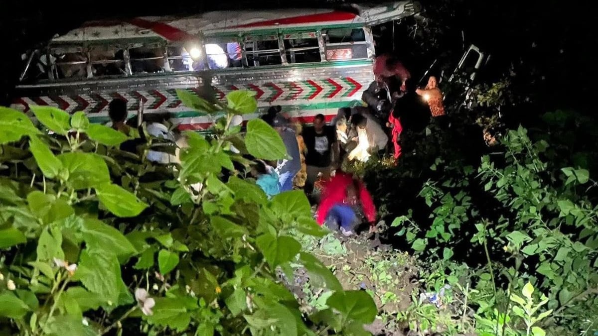 Se confirma que un bus de la empresa Sinaloa cayó a un barranco en el área conocida como Alaska. Foto: Bomberos Voluntarios