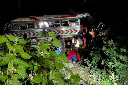 Tragedia en la ruta Interamericana: bus cae a barranco y deja varios fallecidos