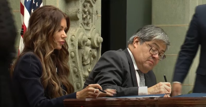 Kristi Noem, secretaria de Seguridad Nacional de Estados Unidos, y Francisco Jiménez, ministro de Gobernación, firmaron un memorándum de entendimiento sobre el Programa de Seguridad entre Guatemala y Estados Unidos
