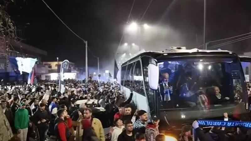 Nápoles: Aficionados reciben a su equipo a lo campeón
