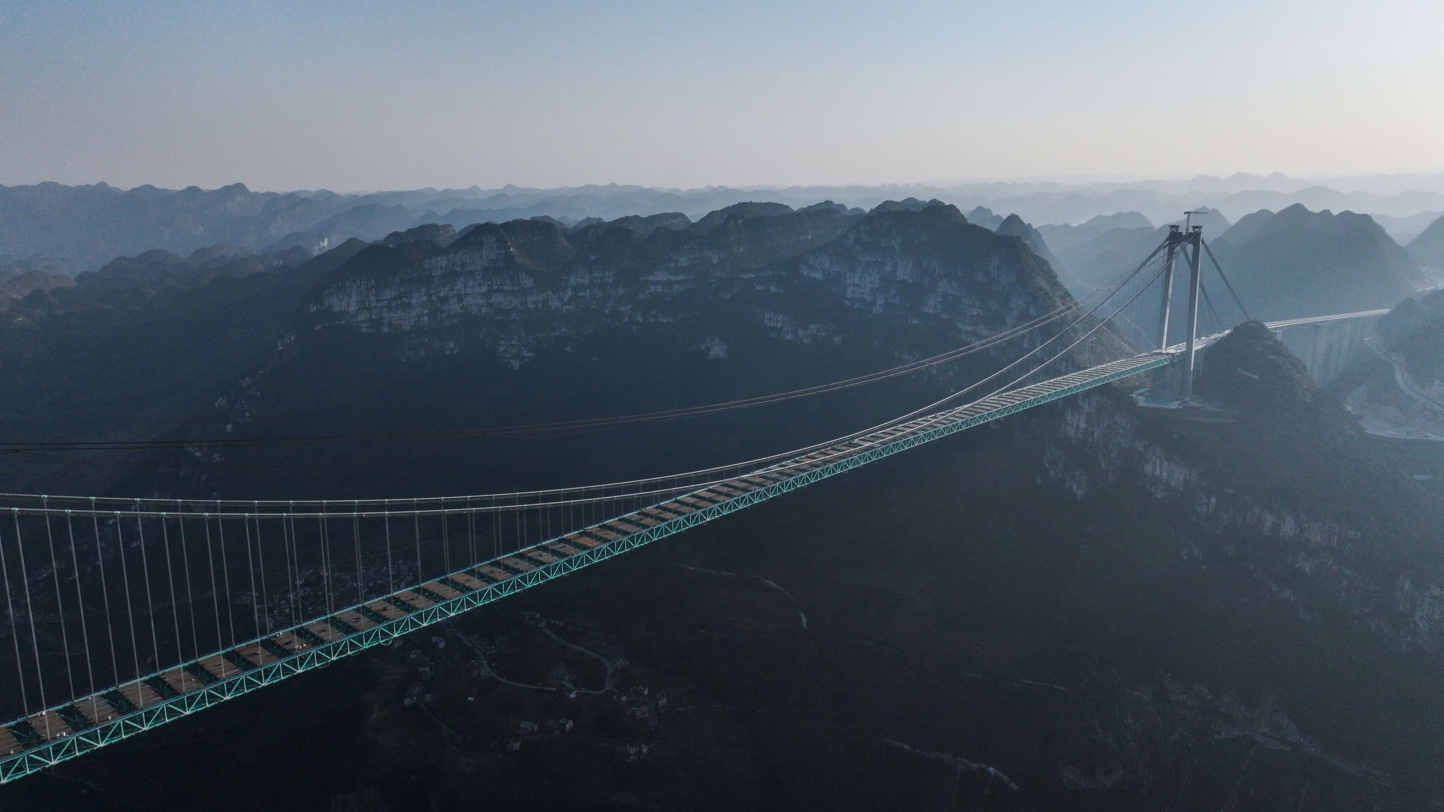 VIDEO. China construye el puente más alto del mundo
