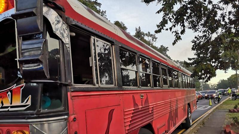 Piloto y pasajero de bus heridos por ataque armado en bulevar Liberación