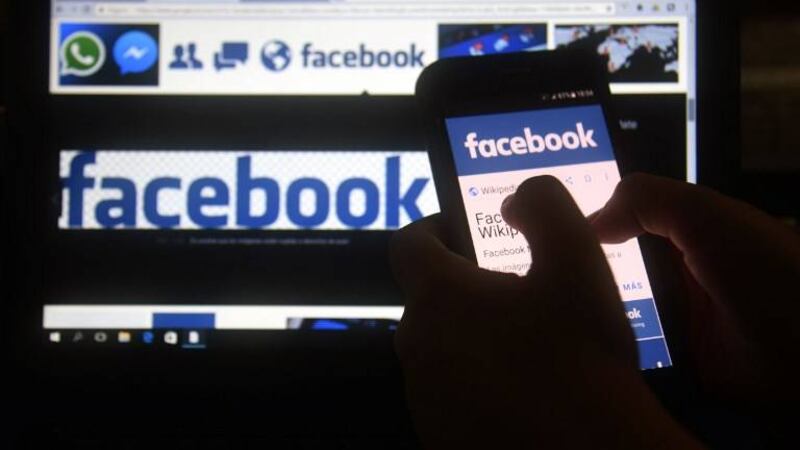 Así se puede saber si Facebook compartió tu información con Cambridge Analytica