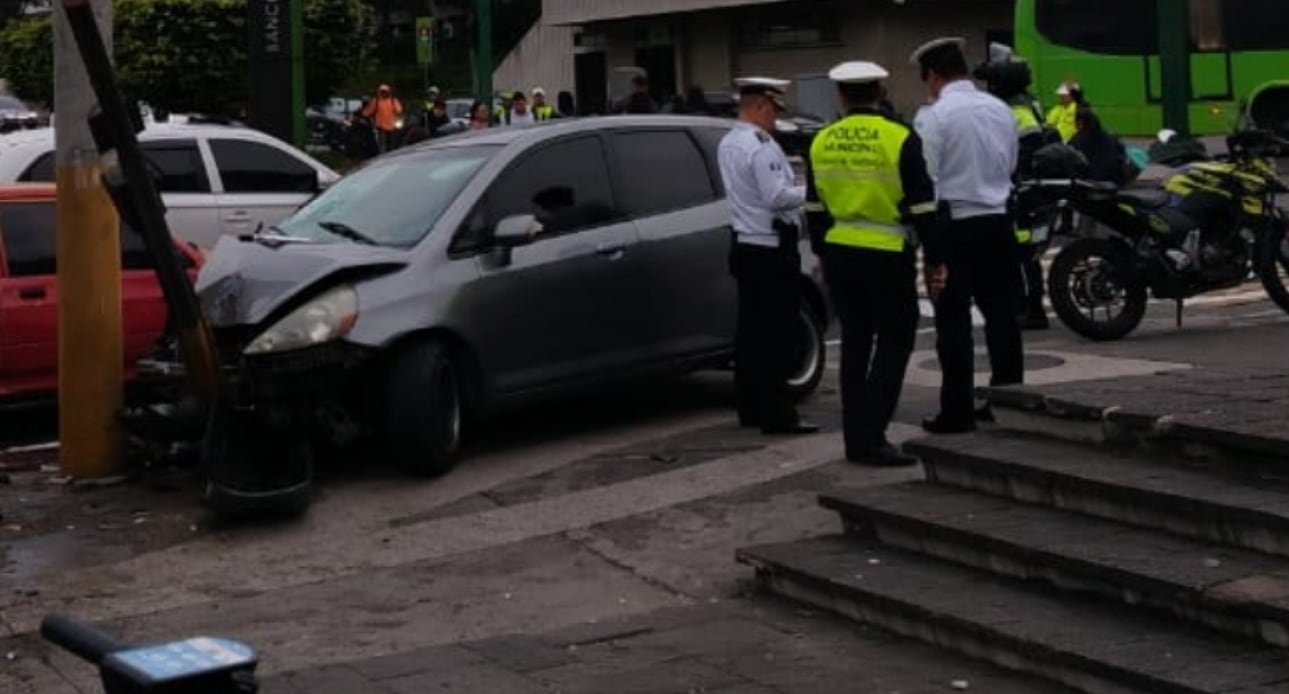 Conductor ebrio causa daños millonarios en el Centro Cívico