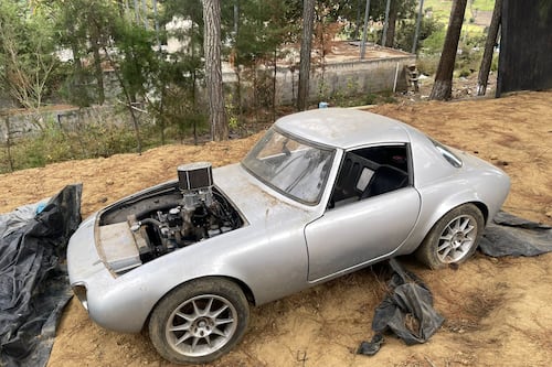 Auto clásico robado en 2025 es ubicado junto a municiones en Sacatepéquez