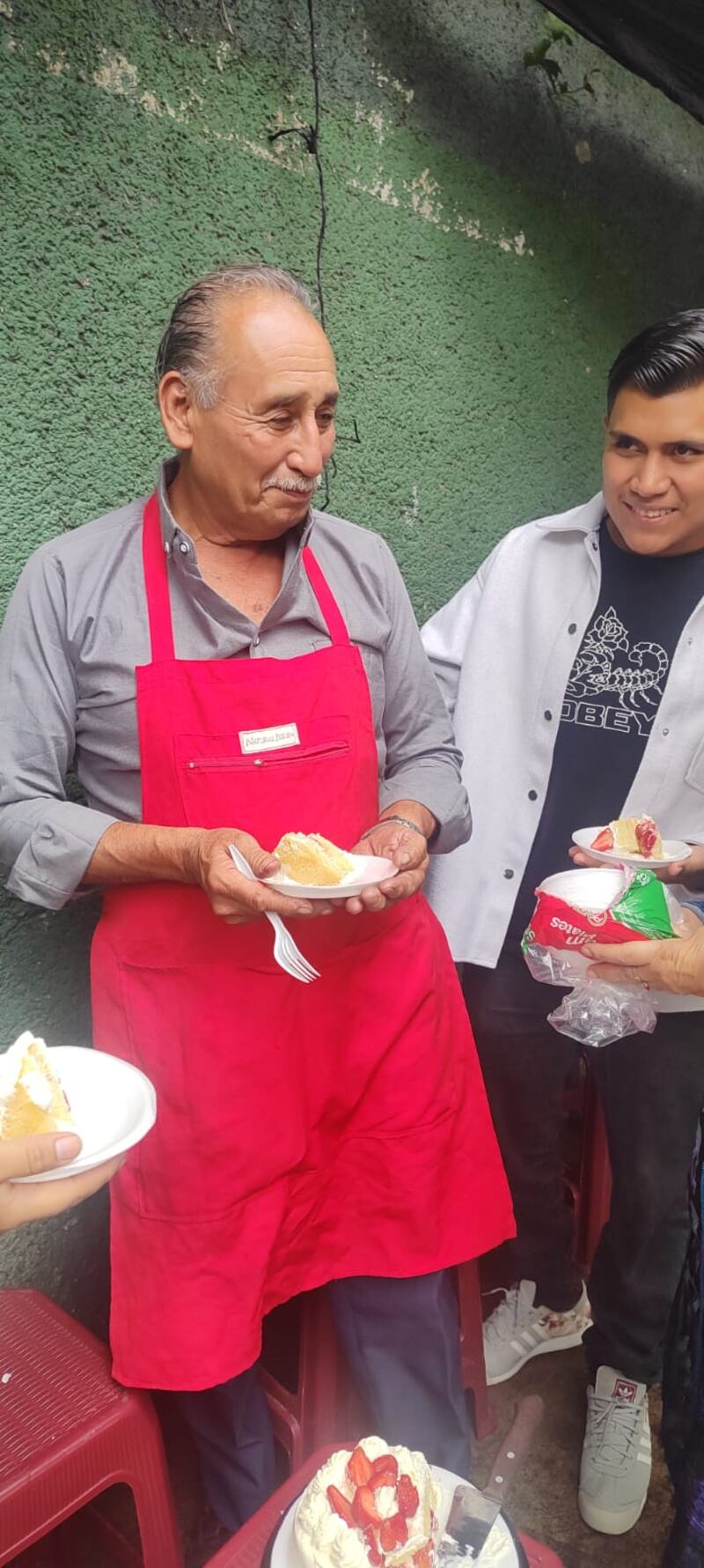 Don Víctor Rosales, que tiene 15 años de vender shucos frente al centro comercial Próceres. Foto: Publinews