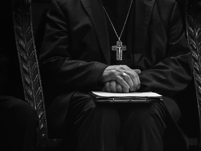 Absuelven a obispo acusado de la presunta violación de una monja