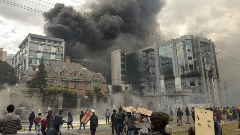 VIDEOS. Manifestantes incendian edificio público y canal de televisión en Quito