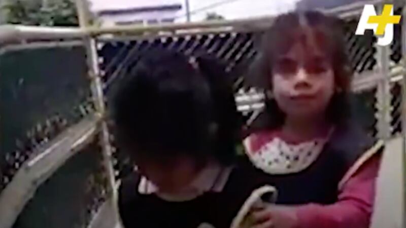 Valentina, la niña ciega que enseñó a su amiga usar su bastón guía para explorar el mundo