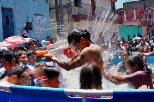 Galería: Así disfrutó Neto Bran un día de verano con los niños de la colonia El Milagro