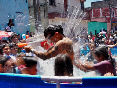 Galería: Así disfrutó Neto Bran un día de verano con los niños de la colonia El Milagro