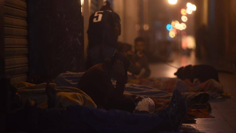 Personas de escasos recursos duermen en el Portal del Comercio