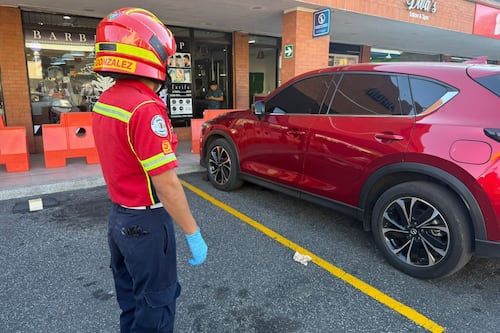 Hombre muere dentro de su vehículo tras sufrir paro cardíaco en plaza comercial de zona 12