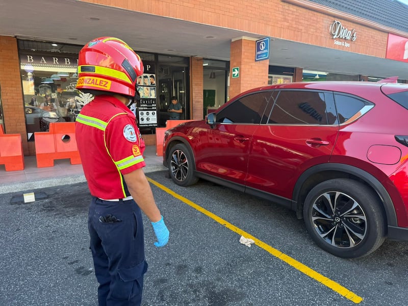 Hombre muere dentro de su vehículo tras sufrir paro cardíaco en plaza comercial de zona 12