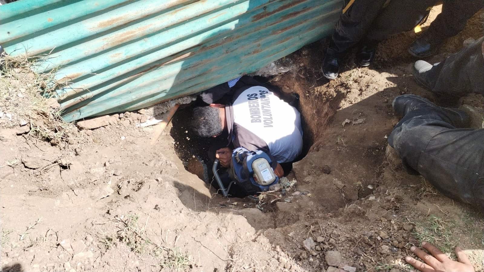 Momento exacto del rescate de un menor, quien habría caído en un tragante ubicado en la aldea Concepción Pinula, San José Pinula.