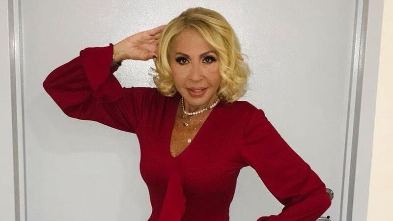 Llaman “vieja ridícula” a Laura Bozzo por abrirse el saco y mostrar su sexy lencería