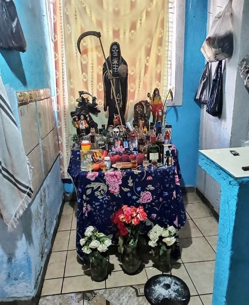El altar fue localizado frene a los cuerpos de los hermanos Juárez Sánchez. Foto: RRSS