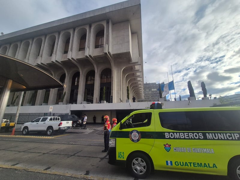 Bomberos Municipales a las afueras de Torre de Tribunales. Foto: CBM