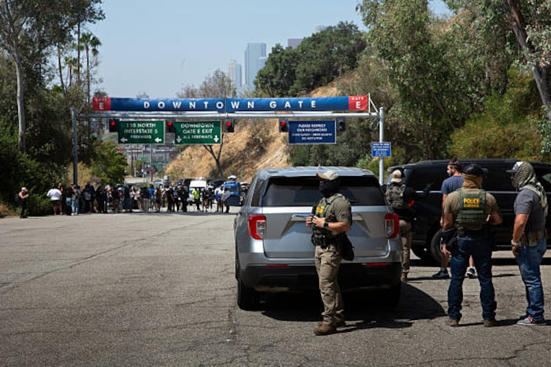 Agentes de ICE permanecen fuera del estacionamiento del Dodger Stadium tras ser rechazados por el equipo.