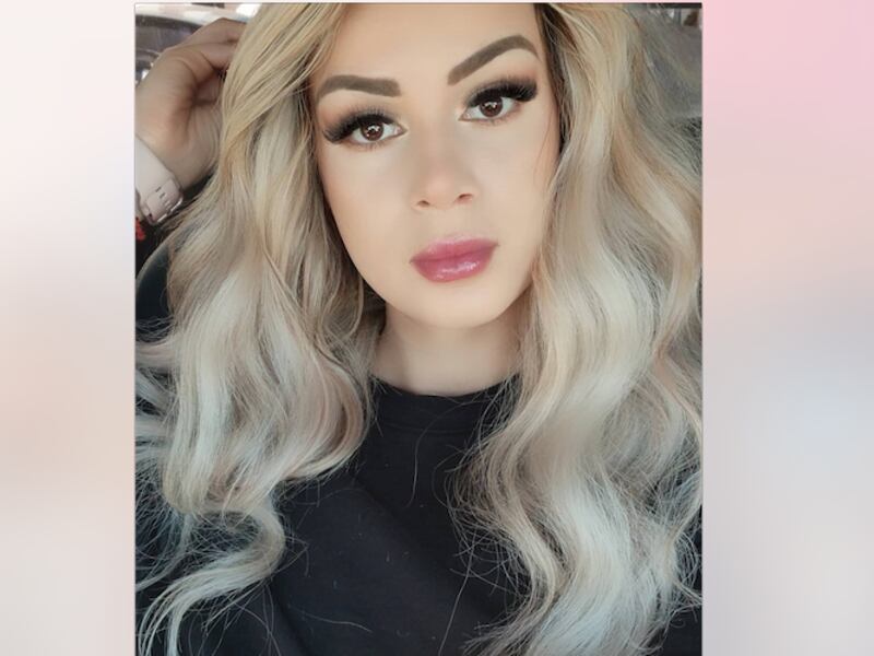 Tras quebrarse las costillas, la presentadora guatemalteca Brenda Hughes aparece en ardiente bikini