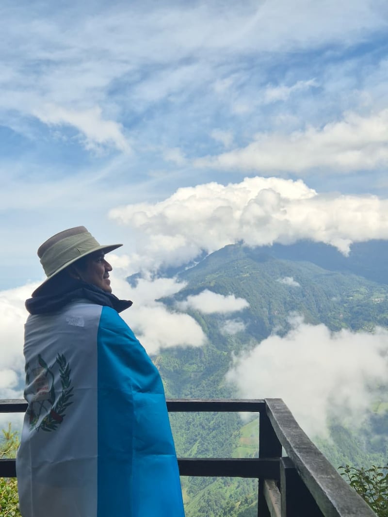 Turista en uno de los miradores del Parque Municipal Astillero de San Marcos, al fondo una parte del Volcán Tajumulco.