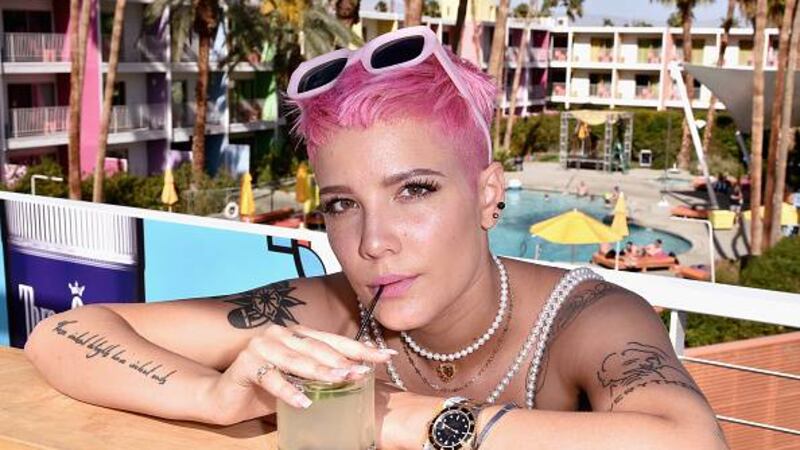 Con un look natural y en sostén, así llego la cantante Halsey a los Billboard 2017