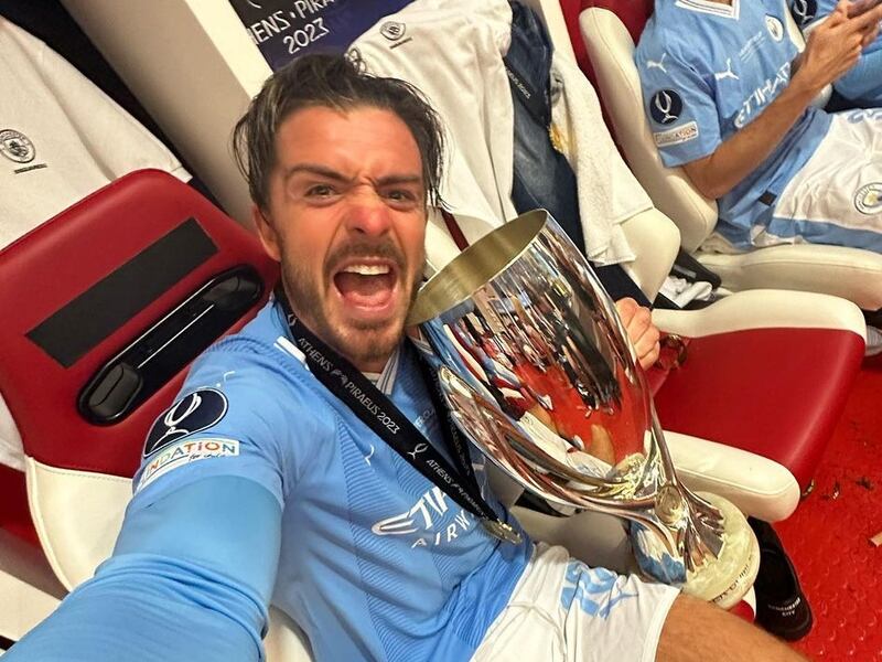 Jack Grealish captado dormido en un exclusivo club de Mánchester