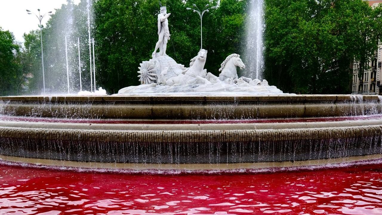 VIDEO. Activistas vuelven a pintar el agua de rojo en Madrid