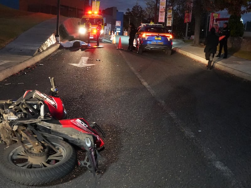 Mortal accidente en la zona 11 complica el tránsito en el sector