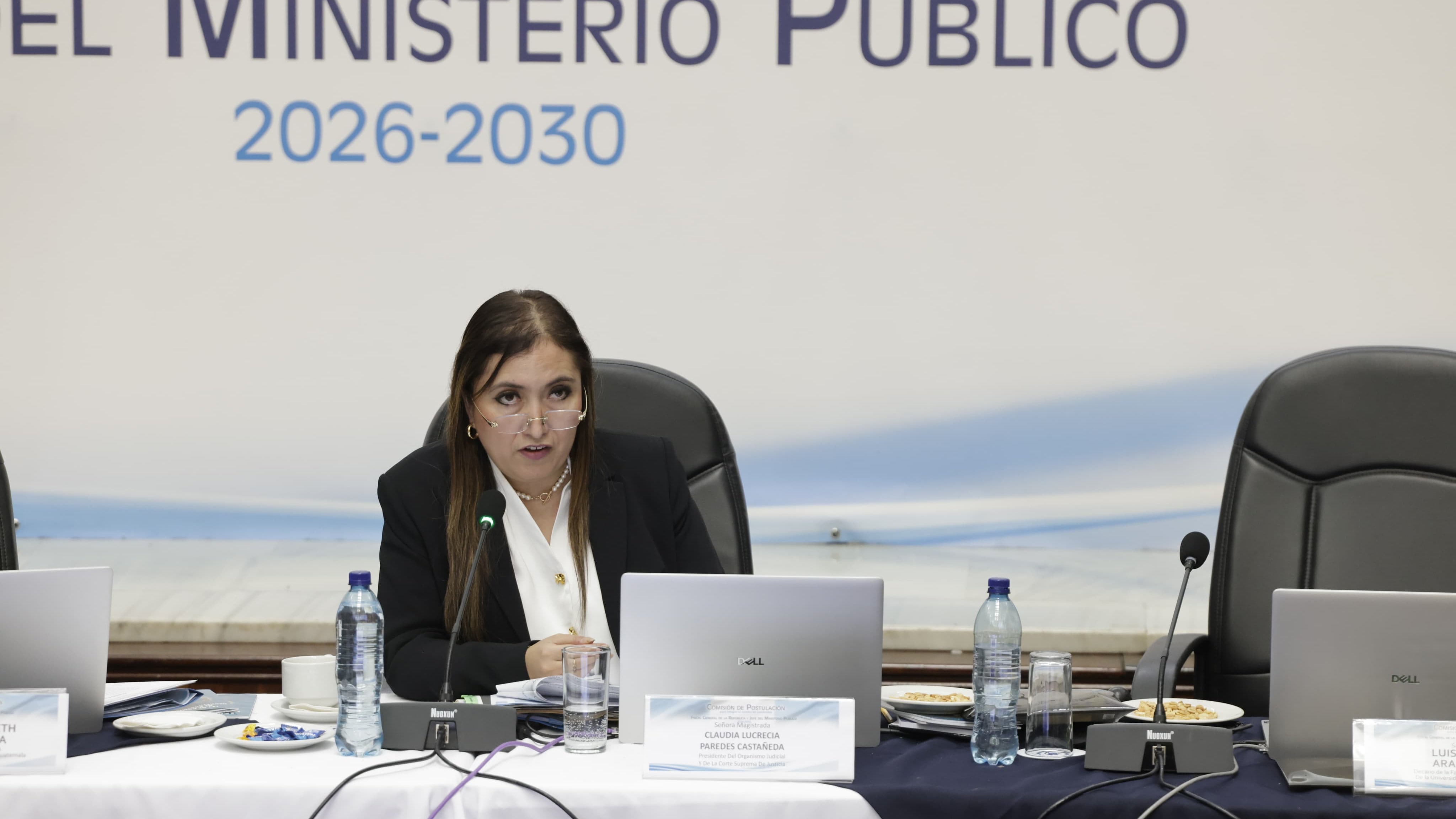 Claudia Paredes preside la sesión.