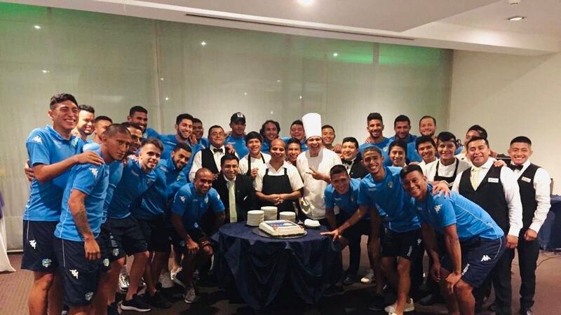 VIDEO. Personal de hotel sorprende a jugadores cremas con este gesto