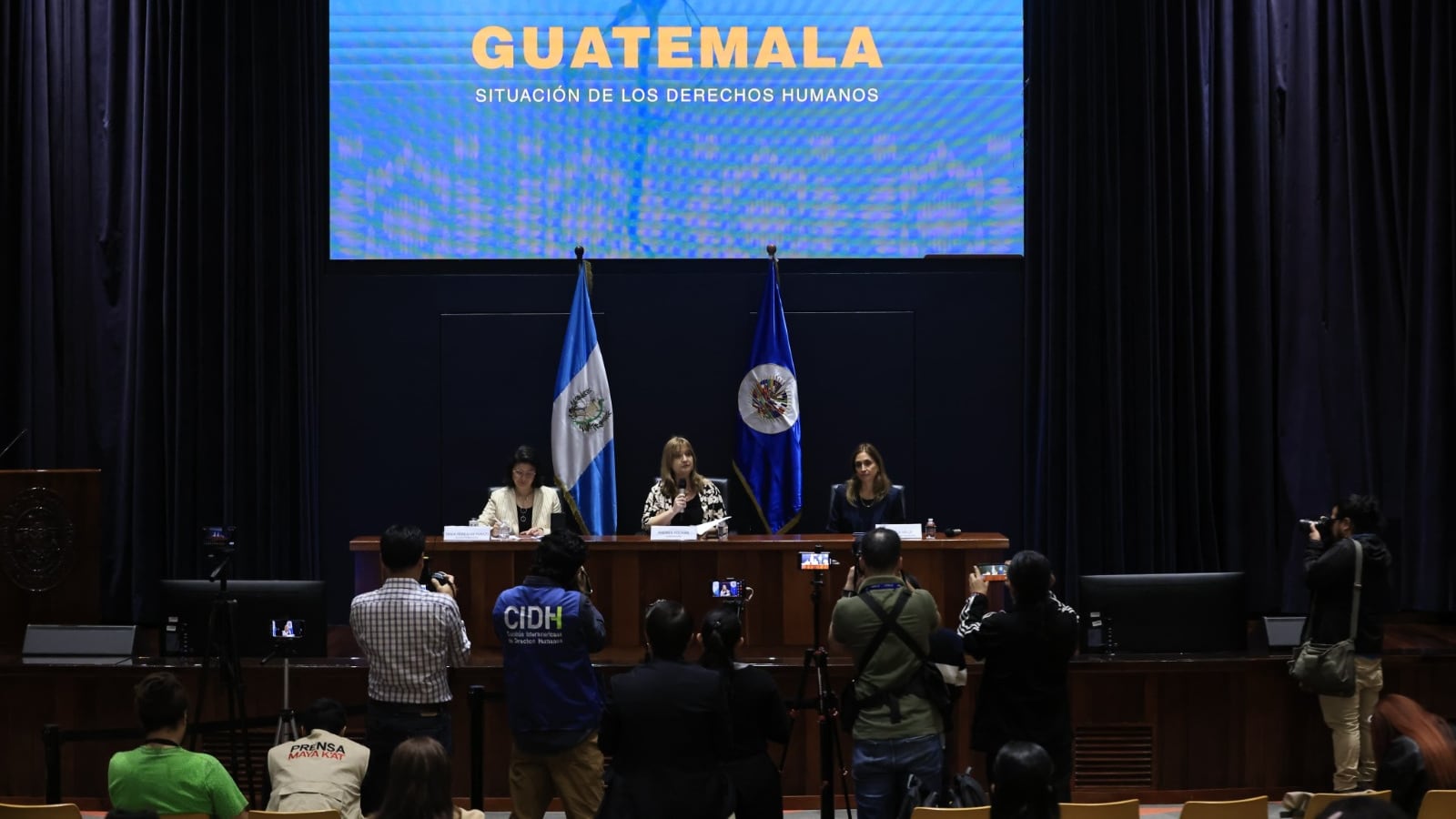 La relatora de la CIDH para Guatemala, Andrea Pochak, presenta los principales hallazgos en el país, principalmente sobre la institucionalidad democrática. Foto: DCA