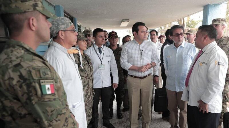 Presidente Morales y embajador de EE. UU. visitan hospital de Huehuetenango