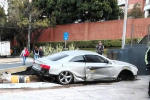 Conductor de carro deportivo capturado tras derribar bolardos en zona 14