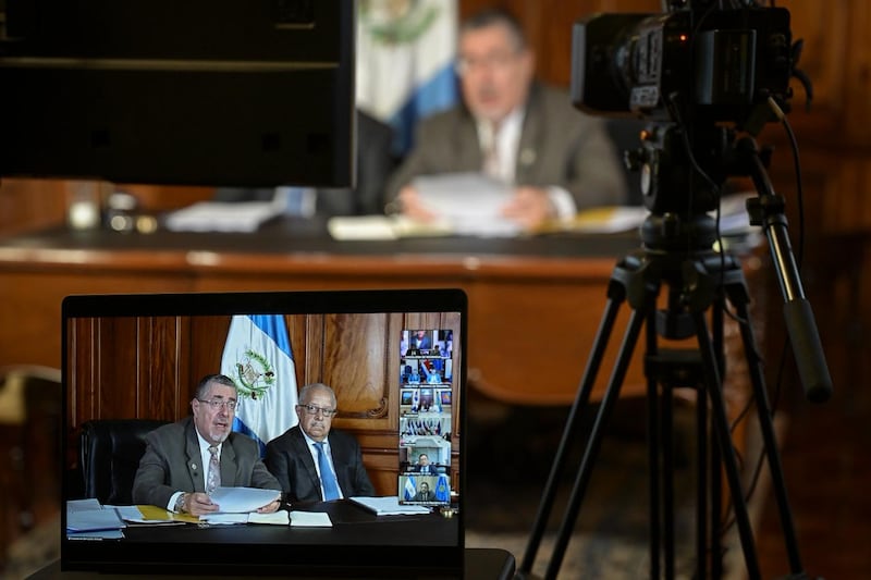 El presidente Bernardo Arévalo junto con el canciller Carlos Martínez.