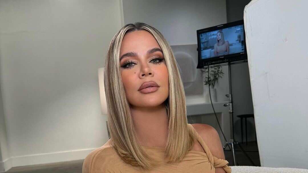 Khloé Kardashian revela os melhores truques de maquiagem que aprendeu com Kylie e Kim