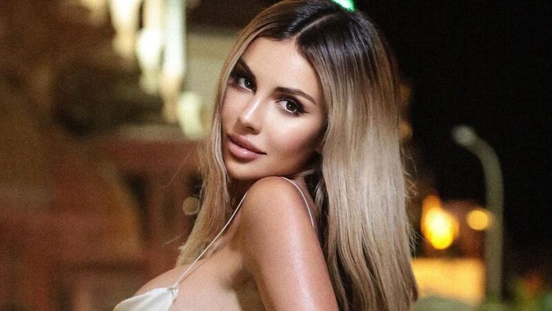 Alexa Dellanos deja ver su busto tras borrarse un tatuaje con láser