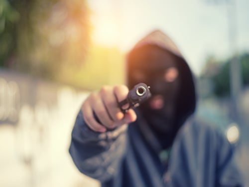 Víctima relata cómo escapó de asalto en zona 14; PNC captura a dos sospechosos