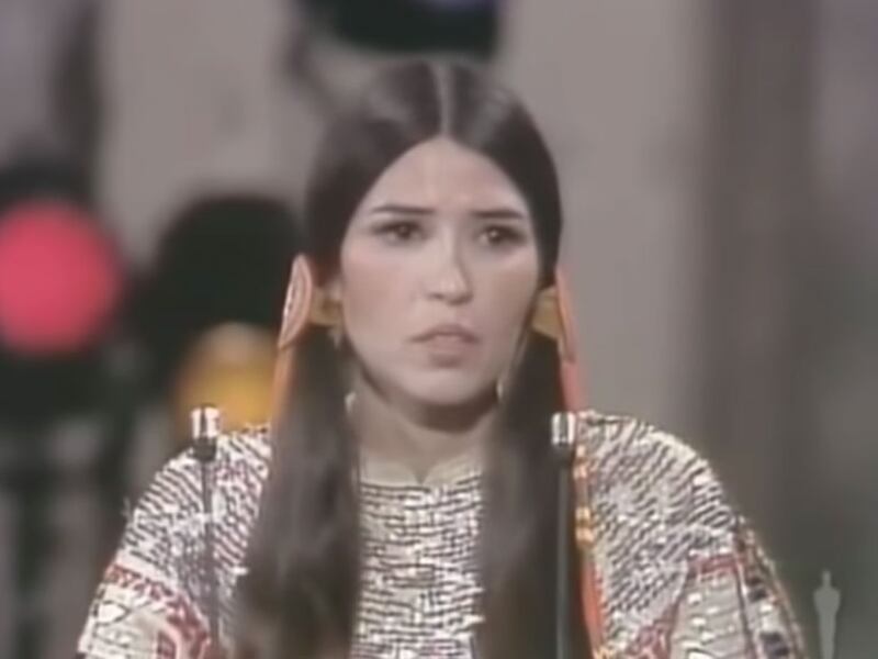 Academia se disculpa con actriz apache tras abucheos en ceremonia del Óscar