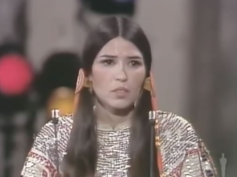 Academia se disculpa con actriz apache tras abucheos en ceremonia del Óscar