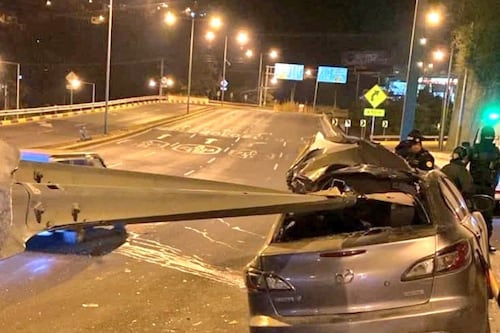 Esto pasó con el conductor del carro que quedó incrustado en baranda metálica