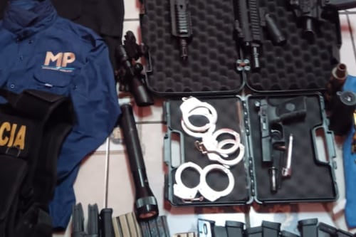 Ubican fusiles y chalecos con insignias de investigadores en residencia de Jardines de la Asunción