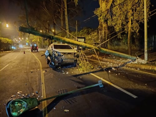 Carro queda destruido tras derribar poste en el bulevar La Montaña, zona 16
