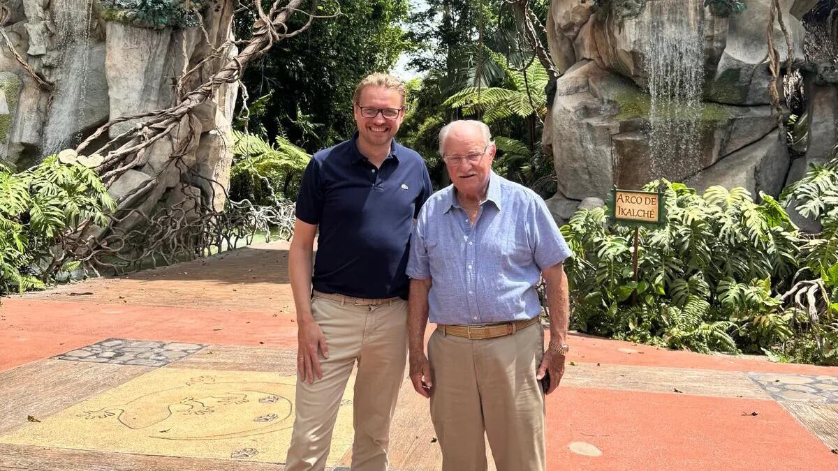 Ricardo Castillo pose para una foto en la entrada de Xejuyup con el presidente y presidente de IAAPA, Jakob Wahl. Foto: IAAPA.